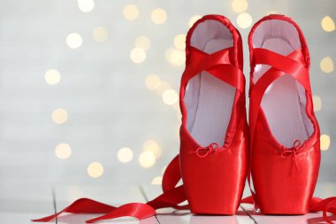 Bulanık ışıklara karşı yerde bir çift güzel sivri ayakkabı, mesaj için yer. Bokeh etkisi