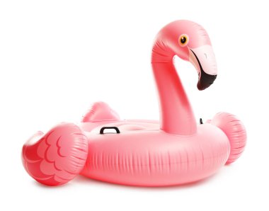 Beyaz arkaplanda pembe şişirilebilir flamingo şekilli halka