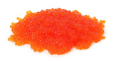 Beyaz üzerine izole edilmiş lezzetli kırmızı havyar yığını.