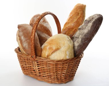 Sepetteki farklı somunlar beyaza izole edilmiş.