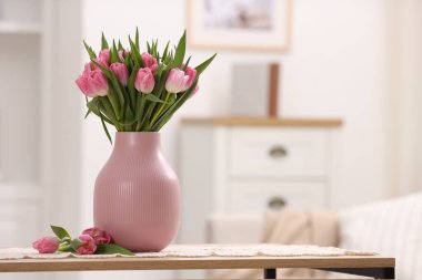 İçerideki masada vazoda güzel laleler, metin için yer var.