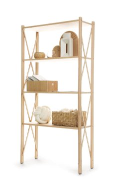 Ahşap raf ünitesi ve beyaz üzerine izole edilmiş farklı ev dekorasyonu.