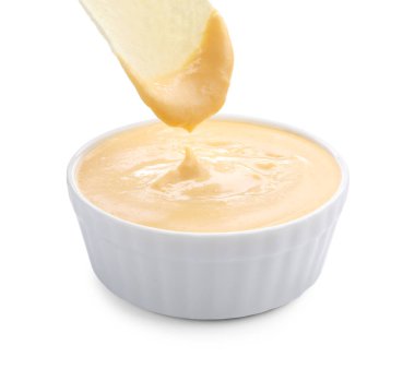 Patates cipsini beyaz arka planda lezzetli peynir sosuna batırıyorum.