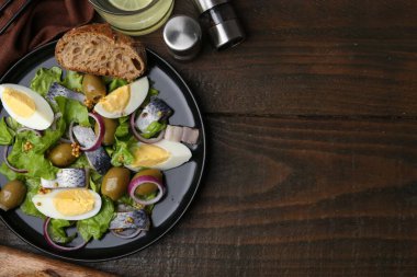 Ringa balıklı, yumurtalı, hardallı ve sebzeli nefis salata. Metin için boşluk