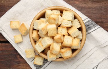 Tahta masadaki kasede çıtır çıtır çıtır kızarmış ekmek.