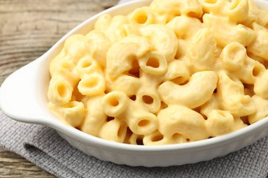 Yemek masasında peynir soslu leziz makarna, yakın plan.