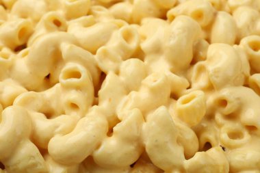 Peynir soslu lezzetli makarna, yakın plan.