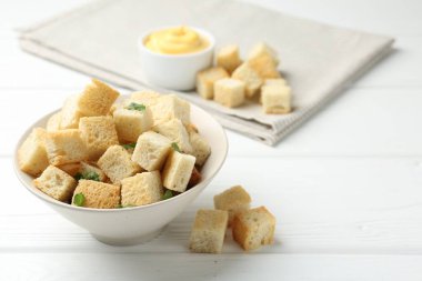 Maydanozlu çıtır çıtır ekmek ve beyaz ahşap masada sos. Yakın plan.