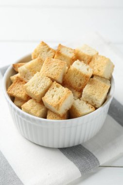 Lezzetli çıtır ekmekler beyaz masada, yakın plan.