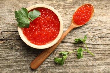 Tahta masada kırmızı havyar ve maydanoz.