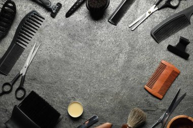 Gri desenli masa üzerindeki birçok farklı berber aletinden yapılmış çerçeve düz yatıyordu. Metin için boşluk