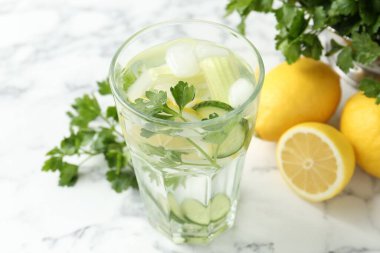 Maydanozlu, salatalıklı ve limonlu sağlıklı bir içecek.