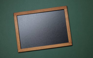 Yeşil arkaplanda boş küçük karatahta, üst görünüm