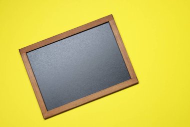 Sarı arkaplanda boş küçük karatahta, üst görünüm