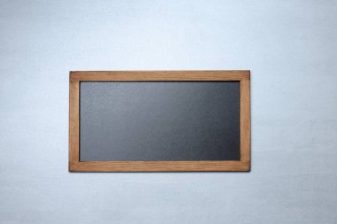 Gri arkaplanda boş küçük karatahta, üst görünüm