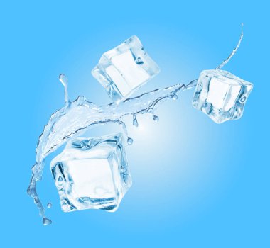 Buz küpleri ve açık mavi arkaplanda su sıçratma