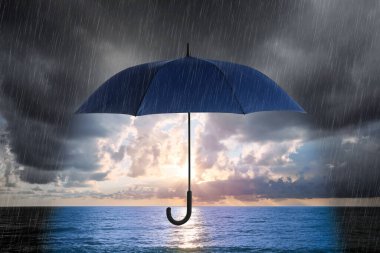 Açık mavi şemsiye altında güneşli hava sağanak yağmur altında