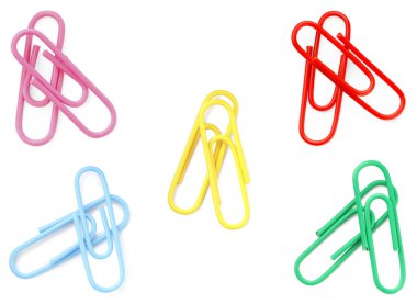 Beyaz, üst görünümde izole edilmiş renkli ataçlarla ayarla