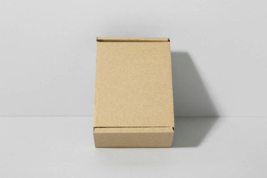 Beyaz arka planda boş bir karton kutu. Tasarım için model