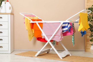 Evde temiz çamaşırlarla kuru askı.