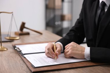 Ofisteki ahşap masada noter imzalı belge, yakın plan. Metin için boşluk