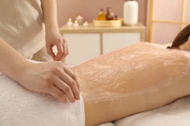 Vücut bakımı gören kadın spa salonunda tedavi görüyor.