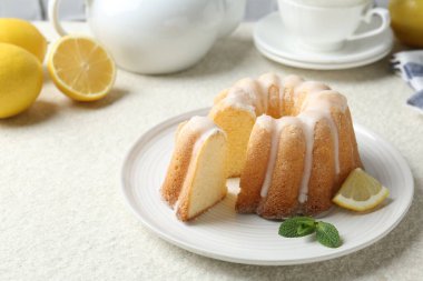 Lezzetli limonlu pasta, jöleli ve nane şekerli, açık dokulu masa, yakın plan.