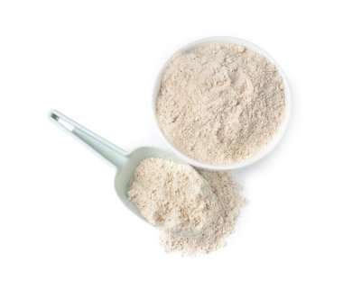 Kahverengi pirinç unu kasede ve kepçe beyaz, üst görünümde izole