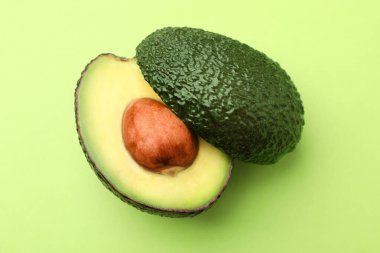 Açık yeşil arkaplanda olgun bir avokado, yakın plan.