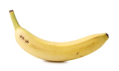 Olgun bir muz beyazda izole edilmiş.