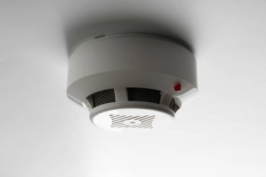 Işık arka planında duman dedektörü var. Alarm sistemi