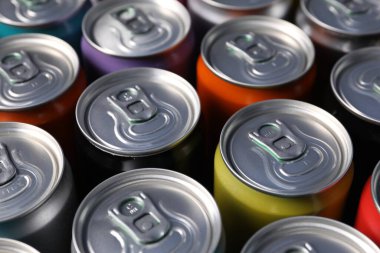 Arka plan olarak birçok alüminyum içecek kutusu, yakın plan