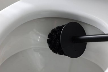 Siyah fırçayla klozet temizleme, yakın plan.