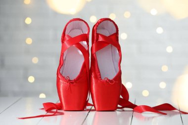 Bulanık ışıklara karşı bir çift güzel sivri uçlu ayakkabı. Bokeh etkisi