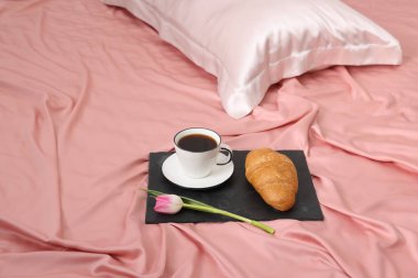 Yatakta nefis kahvaltı ve lale ve ipek çarşaflar.