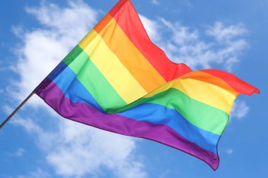 LGBT bayrağı güzel mavi gökyüzünde dalgalanıyor