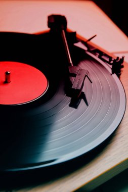 Vinil plaklı turnike, yakın plan. Renk tonlu