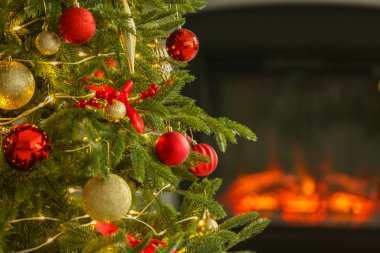 Güzel dekore edilmiş Noel ağacı içeride, yakın plan. Metin için boşluk