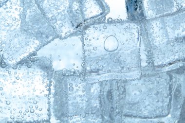 Arka plan olarak buz küpleri ile soda tazeleniyor, yakın plan