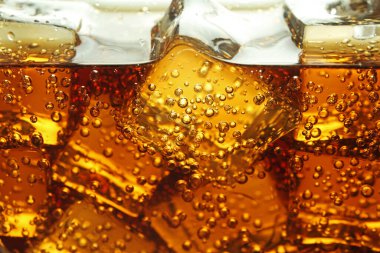 Arka plan olarak buz küpleri ile soda tazeleniyor, yakın plan