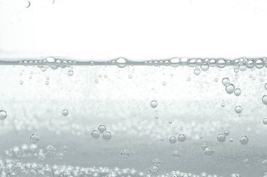 Soda bardakta tazeleniyor beyaz arkaplan, yakın plan