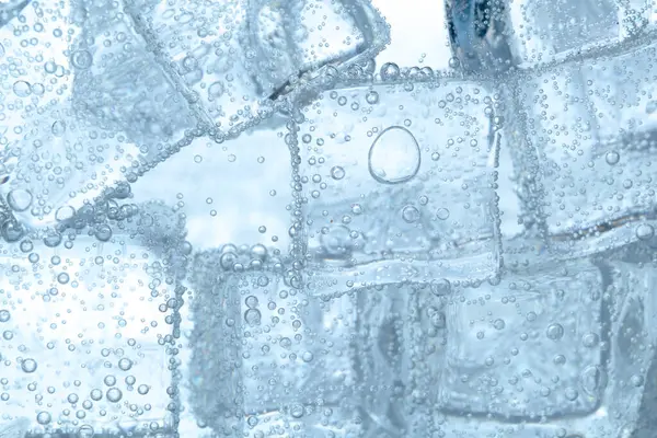 Arka plan olarak buz küpleri ile soda tazeleniyor, yakın plan