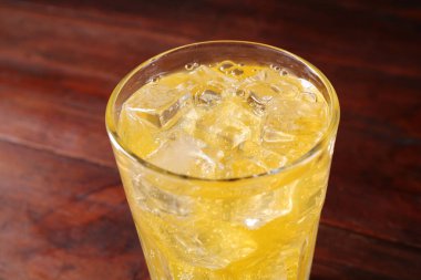 Sofrada buzlu tatlı soda, cam küpler, yakın plan.