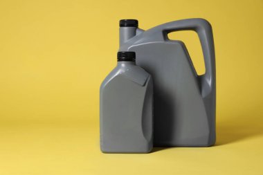 Sarı arkaplanda iki gri plastik kutu, metin için boşluk