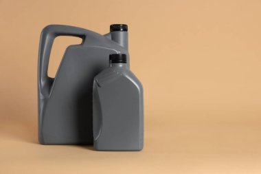 Bej arkaplanda iki gri plastik kutu, metin için boşluk