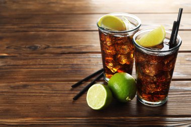 Limon dilimleri ve ahşap masadaki limonlu buzlu kolayı tazeliyorum. Metin için boşluk