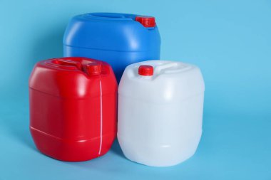 Açık mavi arkaplanda farklı plastik kaplar