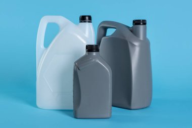 Açık mavi arkaplanda farklı plastik kaplar