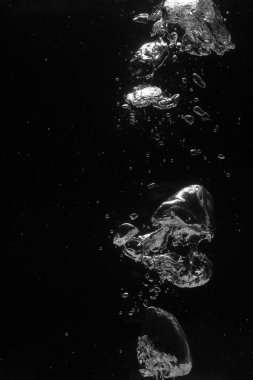 Koyu arkaplanda birçok su kabarcığı, yakın plan