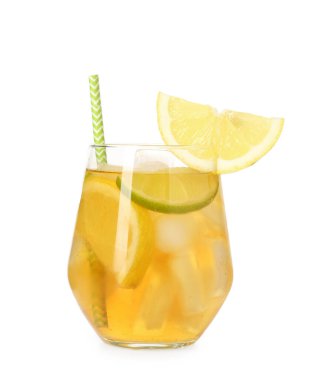 Buzlu çayı limon dilimleriyle, limonla ve beyaz bardakta saman içerek tazeliyorum.